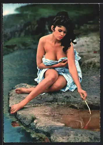 AK Schauspielerin Jayne Mansfield spielt an einer Pfütze