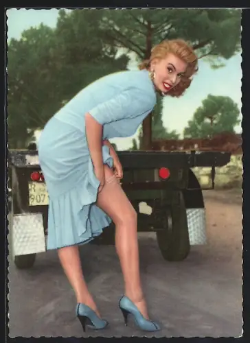 AK Schauspielerin Sophia Loren in überraschter Pose am Auto