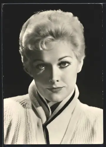 AK Schauspielerin Kim Novak mit strenger blonder Frisur