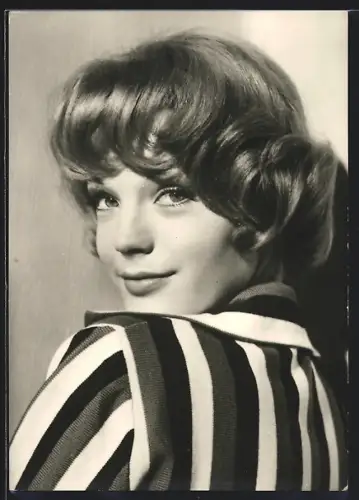 AK Romy Schneider mit amüsiertem Blick, Portrait