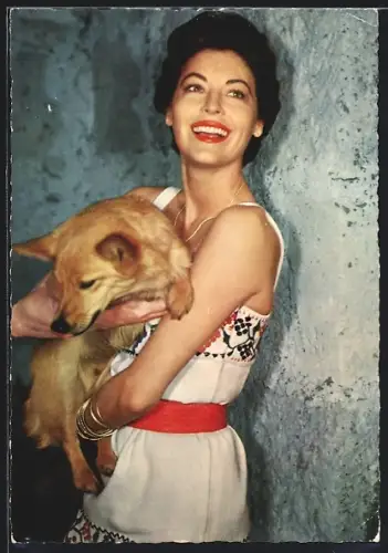 AK Portrait Schauspielerin Ava Gardner mit Hund auf dem Arm