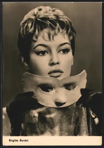 AK Brigitte Bardot mit Maske in einer Filmszene