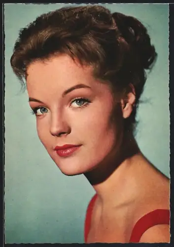 AK Schauspielerin Romy Schneider mit Hochsteckfrisur in rotem Kleid