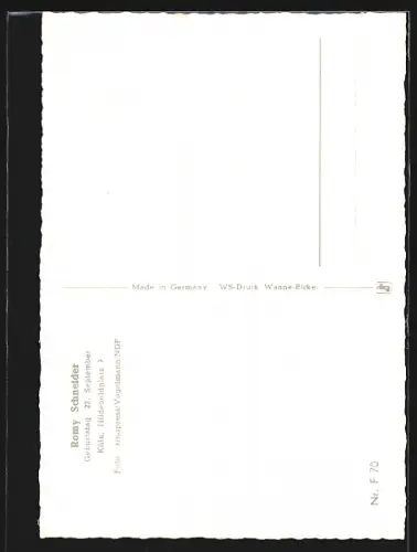 AK Schauspielerin Romy Schneider mit Hochsteckfrisur in rotem Kleid