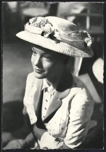 AK Schauspielerin Romy Schneider mit Sommerhut posierend