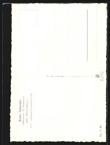 AK Schauspielerin Romy Schneider nach vorne gebeugt