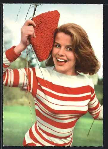 AK Schauspielerin Sabine Bethmann in rot gestreiftem Pullover