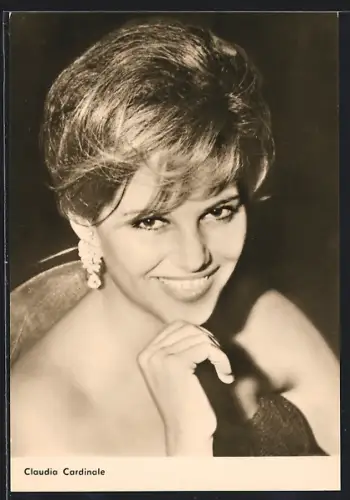 AK Schauspielerin Claudia Cardinale mit schönem Lachen