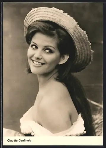 AK Schauspieler Claudia Cardinale, im Kleid mit Hut