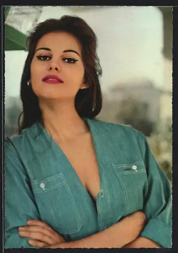 AK Schauspielerin Claudia Cardinale geschminkt und in Jeanshemd