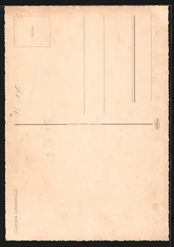 AK Schauspielerin Claudia Cardinale geschminkt und in Jeanshemd