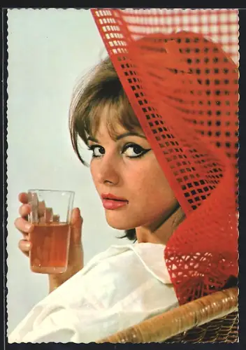 AK Schauspielerin Claudia Cardinale wirft dem Betrachter einen Blick zu