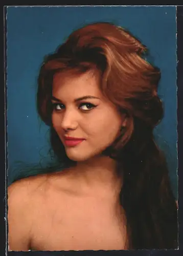 AK Claudia Cardinale mit unbekleidetem Oberkörper, Portrait