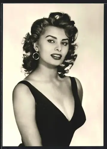 AK Schauspielerin, Sophia Loren in schwarzem Kleid