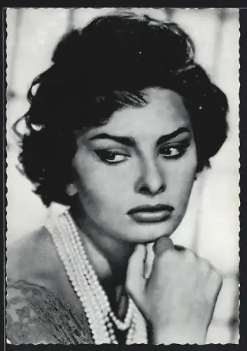 AK Sophia Loren mit Schmollmund und Perlenkette, Portrait