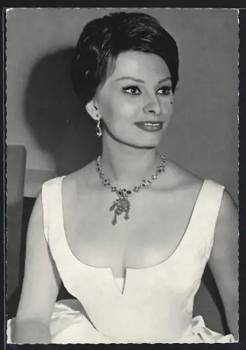 AK Schauspielerin Sophia Loren im eleganten Abendkleid
