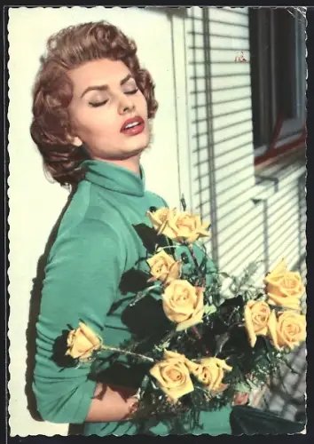 AK Schauspielerin Sophia Loren mit gelben Rosen