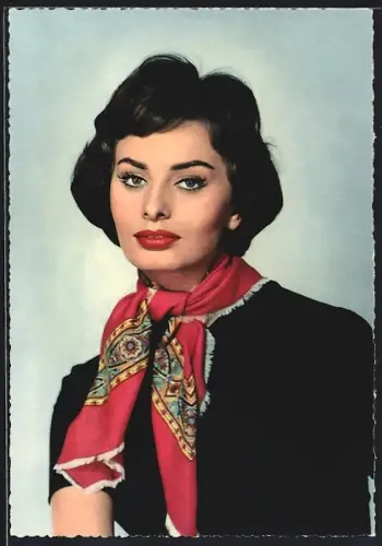 AK Schauspielerin Sophia Loren mit pinkem Schal