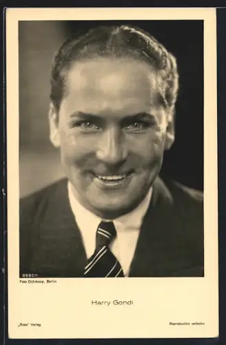 AK Schauspieler Harry Gondi mit lächelndem Gesicht