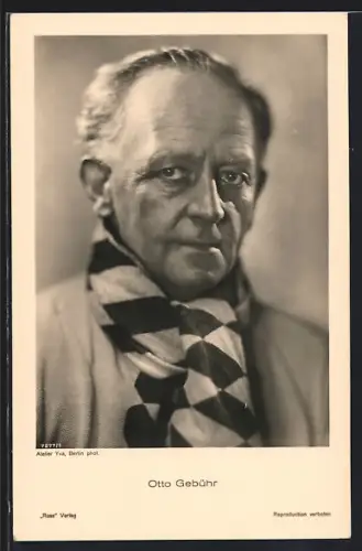 AK Schauspieler Otto Gebühr mit einem Halstuch und ernsten Blick