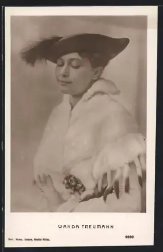 AK Schauspielerin Wanda Treumann im Kleid mit Pelz