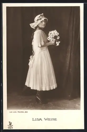 AK Schauspielerin Lisa Weise mit Blumen in Hut und Kleid