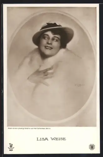 AK Schauspielerin Lisa Weise im weissen Pelz