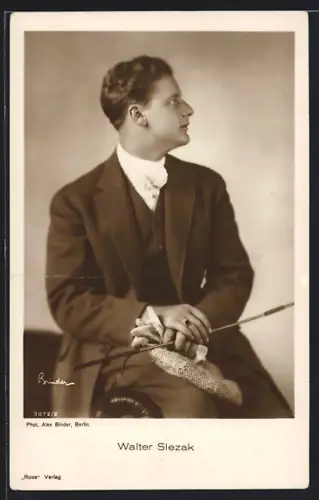 AK Schauspieler Walter Slezak, sitzend auf Couchlehne