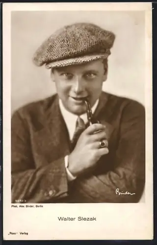 AK Schauspieler Walter Slezak mit Pfeife in der Hand porträtiert
