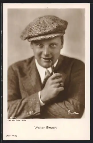 AK Schauspieler Walter Slezak mit Pfeife in der Hand porträtiert