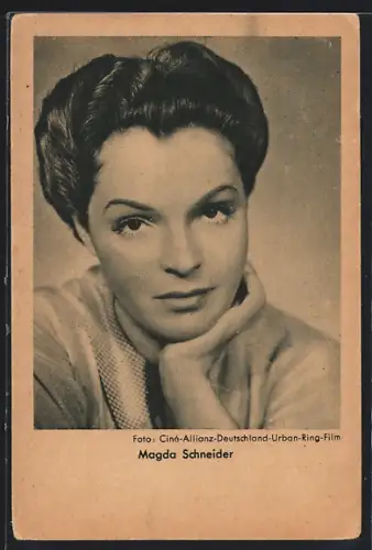 AK Schauspielerin Magda Schneider mit ernstem Blick