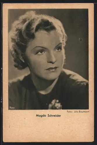 AK Schauspielerin Magda Schneider mit ernstem Blick