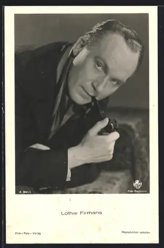 AK Schauspieler Lothar Firmans, mit einer Pfeiffe abgelichtet