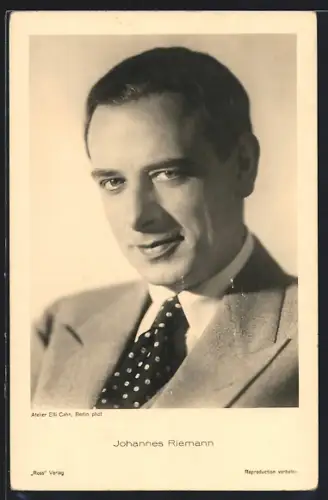 AK Schauspieler Johannes Riemann schaut seitlich