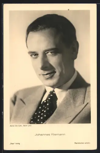 AK Schauspieler Johannes Riemann schaut seitlich