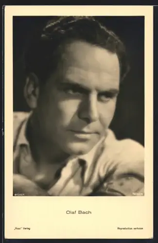 AK Schauspieler Olaf Bach nachdenklich zur Seite blickend