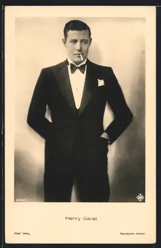 AK Schauspieler Henry Garat mit Zigarette im Mund posierend