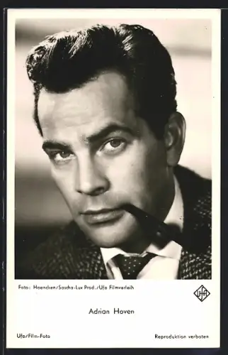 AK Schauspieler Adrian Hoven raucht eine Pfeife