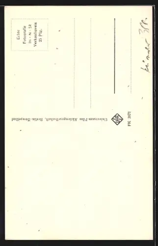 AK Schauspieler Adrian Hoven raucht eine Pfeife