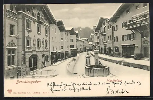AK Berchtesgaden, Marktplatz mit Brunnen im Winter