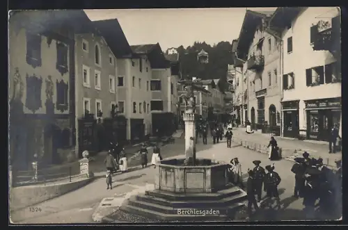AK Berchtesgaden, Brunnen und Strassenansicht im Ortszentrum