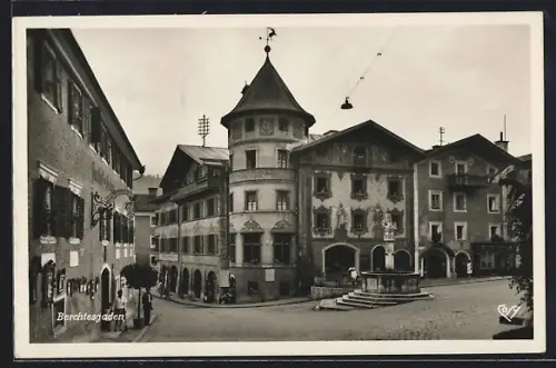 AK Berchtesgaden, Alter Marktplatz mit Brunnen und historischen Gebäuden