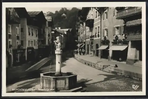 AK Berchtesgaden, Marktplatz mit Löwenbrunnen und historischen Gebäuden