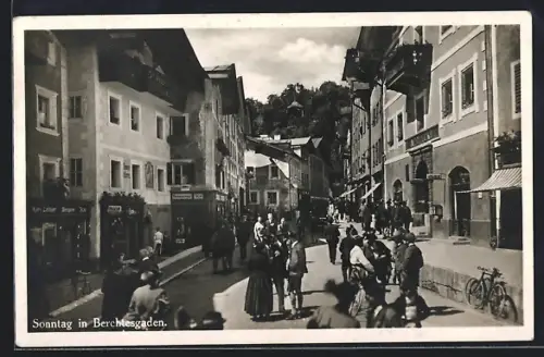 AK Berchtesgaden, Sonntagsszene in der Innenstadt