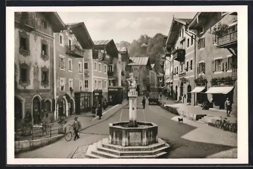 AK Berchtesgaden, Marktplatz mit Brunnen und historischen Häusern