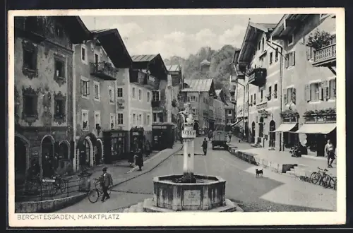 AK Berchtesgaden, Marktplatz mit Brunnen und umliegenden Geschäften