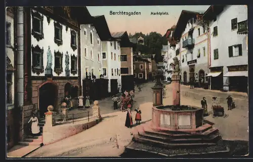 AK Berchtesgaden, Marktplatz mit Brunnen und umliegenden Gebäuden