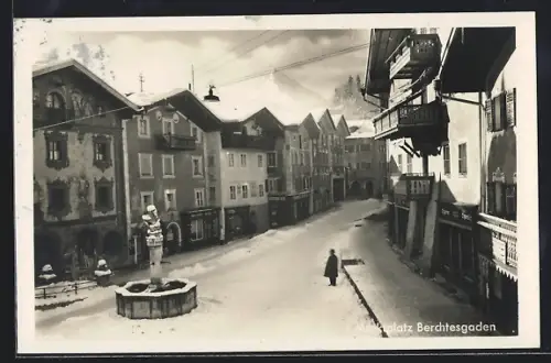 AK Berchtesgaden, Marktplatz mit Brunnen und historischen Häusern im Winter