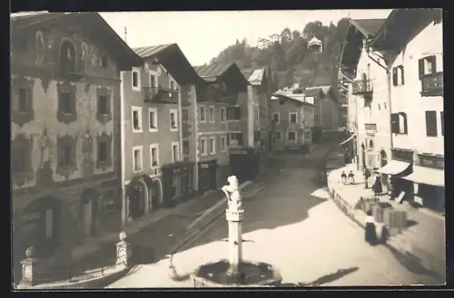 AK Berchtesgaden, Marktplatz mit Brunnen und historischen Häusern