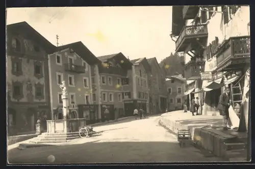 Foto-AK Berchtesgaden, Marktplatz mit Brunnen und Tabakgeschäft